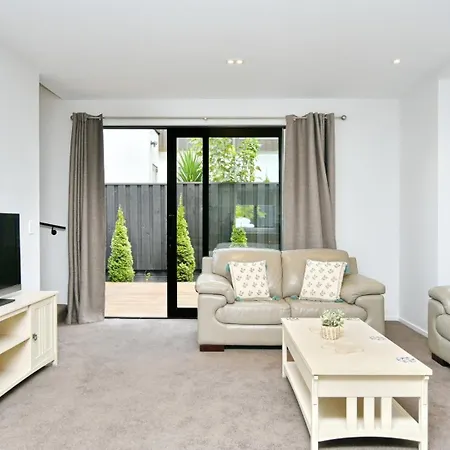 City Townhouse - 2Br Comfort, Private & Parking